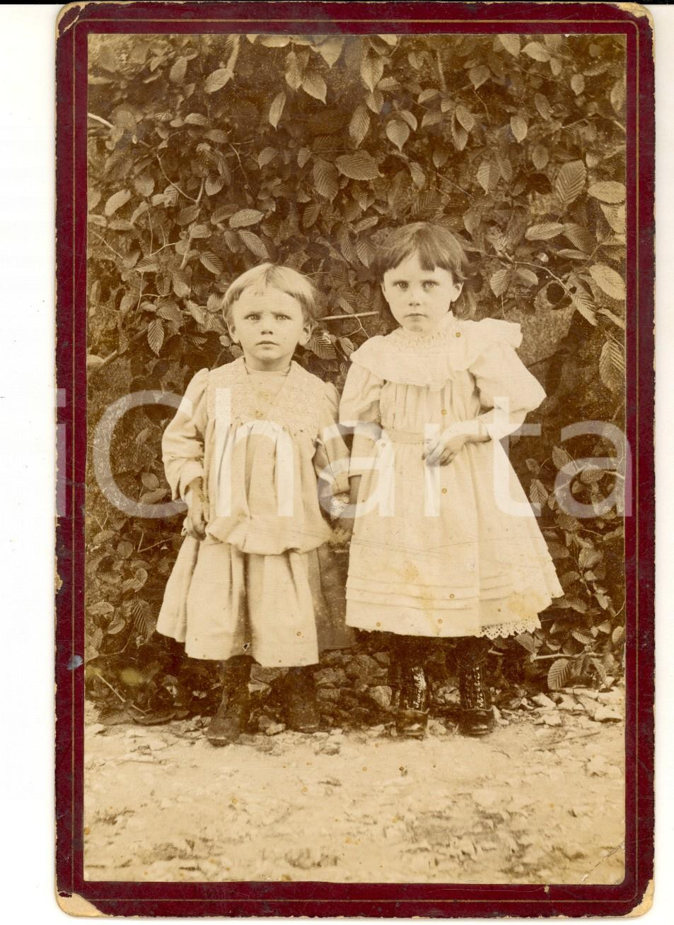 Fotografia d epoca originale 1890 ca AREA FRANCESE ? Sorelline accigliate in abito bianco Foto 12x16 cm 1
