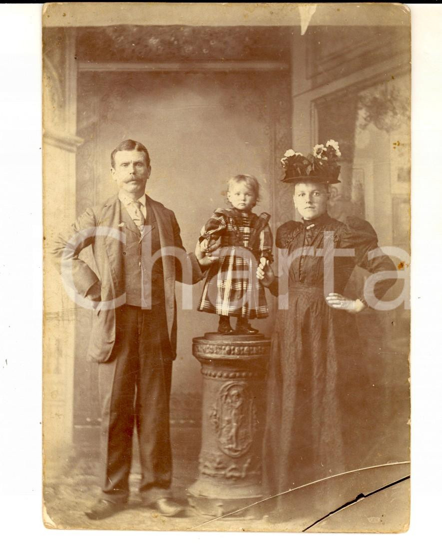 Fotografia d epoca originale 1900 ca Ritratto di famiglia con bambina su colonna Foto VINTAGE 11x13 cm 1