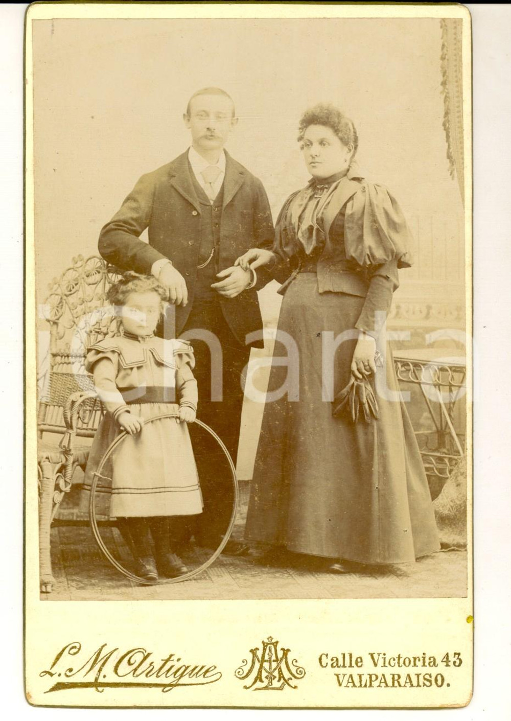 Fotografia d epoca originale 1900 ca VALPARAISO CILE Famiglia con bambina con il cerchio Foto ARTIGUE 1