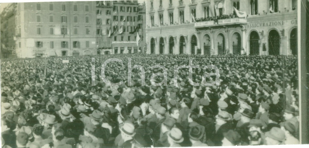 Fotografia d epoca originale 1941 ROMA Folla di popolo riunita per ascoltare MUSSOLINI Fotografia DANNEGGIATA 1