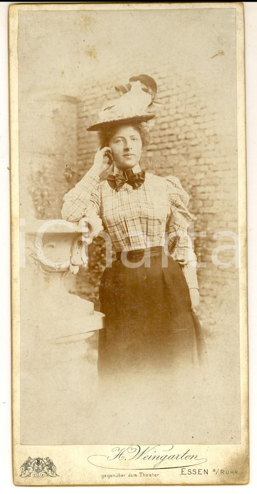 Fotografia d epoca originale 1900 ca ESSEN GERMANIA Ritratto di giovane donna in strada Foto WEINGARTEN 1