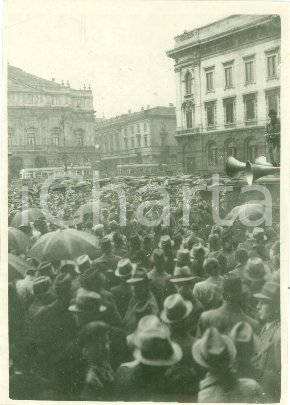 Fotografia d epoca originale 1938 MILANO Folla si accalca intorno a furgoncino radio del PNF Fotografia 1
