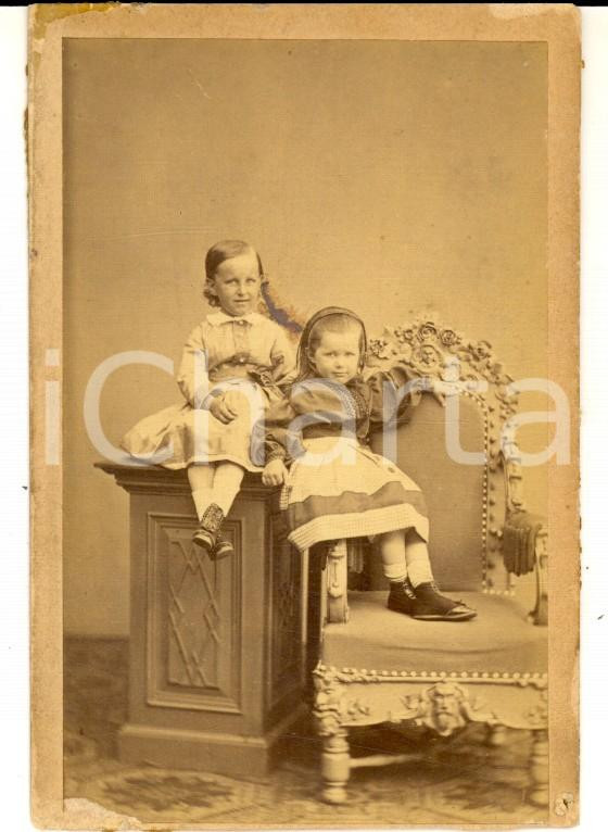 Fotografia d epoca originale 1870 ca PILSEN CZ Ritratto di due nobili sorelline Foto SALTZMANN CDV 1