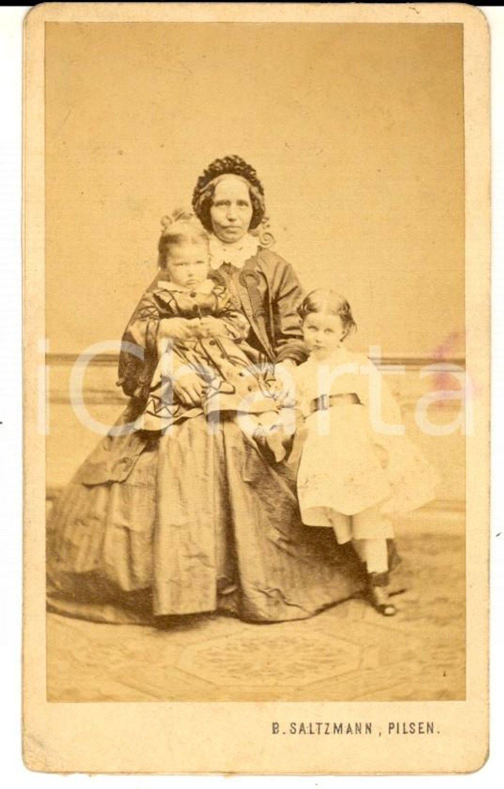 Fotografia d epoca originale 1870 ca PILSEN CZ Ritratto di donna con le due figlie Foto SALTZMANN CDV 1