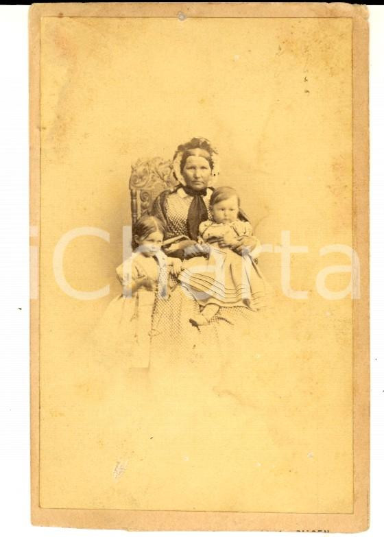Fotografia d epoca originale 1870 ca PILSEN CZ Ritratto di donna con le due figlie Foto VINTAGE CDV 1
