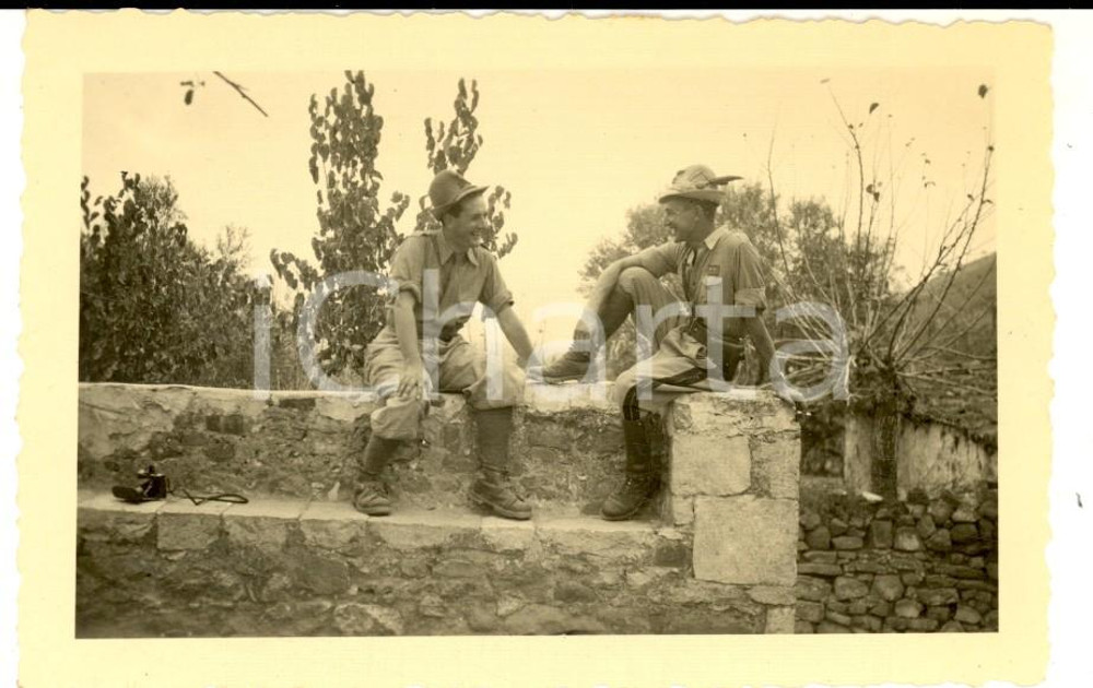 Fotografia d epoca originale 1940 WW2 ALBANIA ? Pausa di due alpini in esercitazione Foto VINTAGE 11x7 cm 1