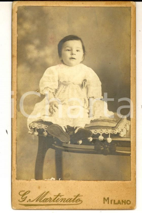 Fotografia d epoca originale 1890 ca MILANO Ritratto di bambina in abito bianco Foto MARTINATO CDV 1