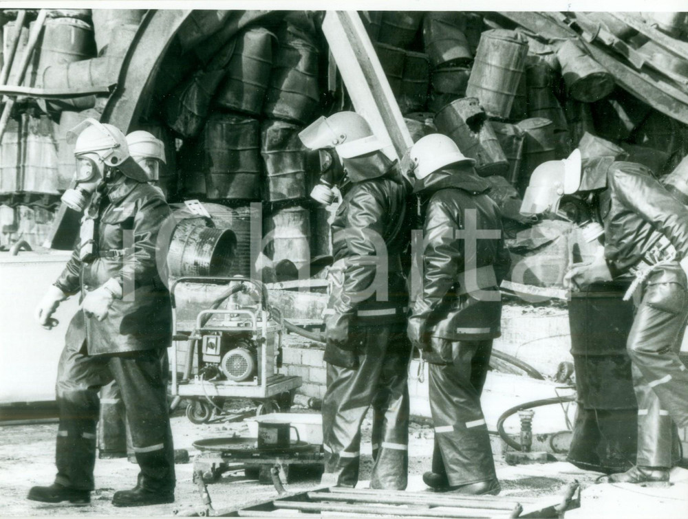 Fotografia d epoca originale 1986 BASILEA Operai intervengono su fusti chimici fabbrica SANDOZ Fotografia 1