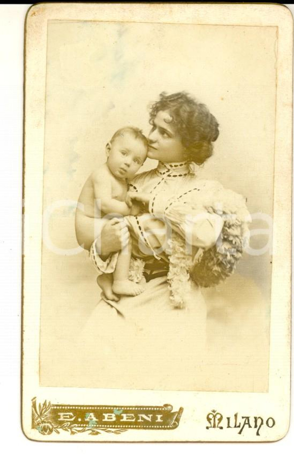 Fotografia d epoca originale 1890 ca MILANO Giovane donna bacia il figlio neonato Foto Enrico ABENI CDV 1