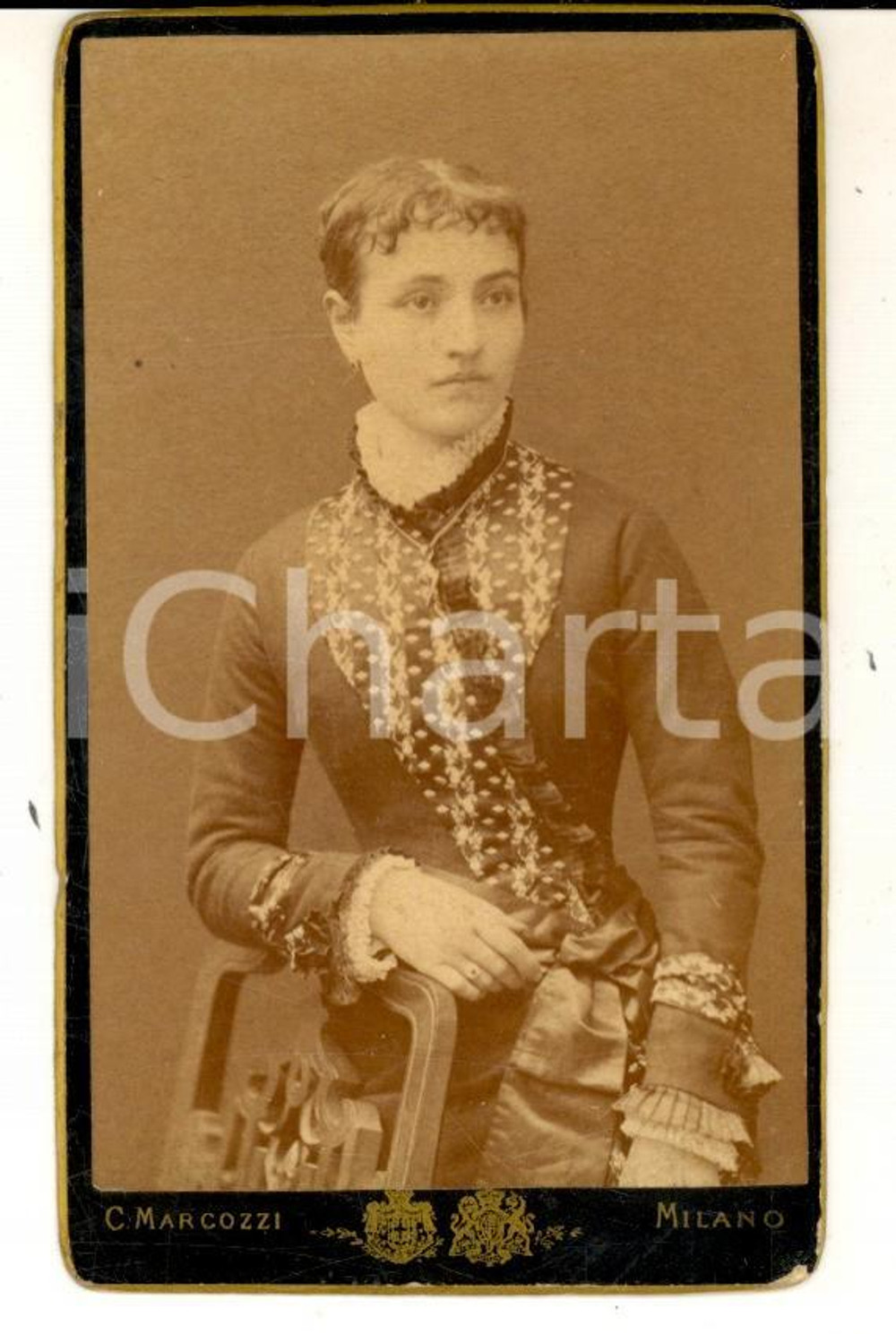 Fotografia d epoca originale 1880 ca MILANO Ritratto di donna con abito ricamato Foto Carlo MARCOZZI CDV 1