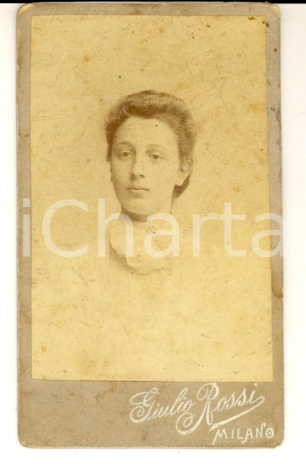 Fotografia d epoca originale 1890 ca GENOVA Ritratto giovane donna con abito bianco Foto GIULIO ROSSI CDV 1