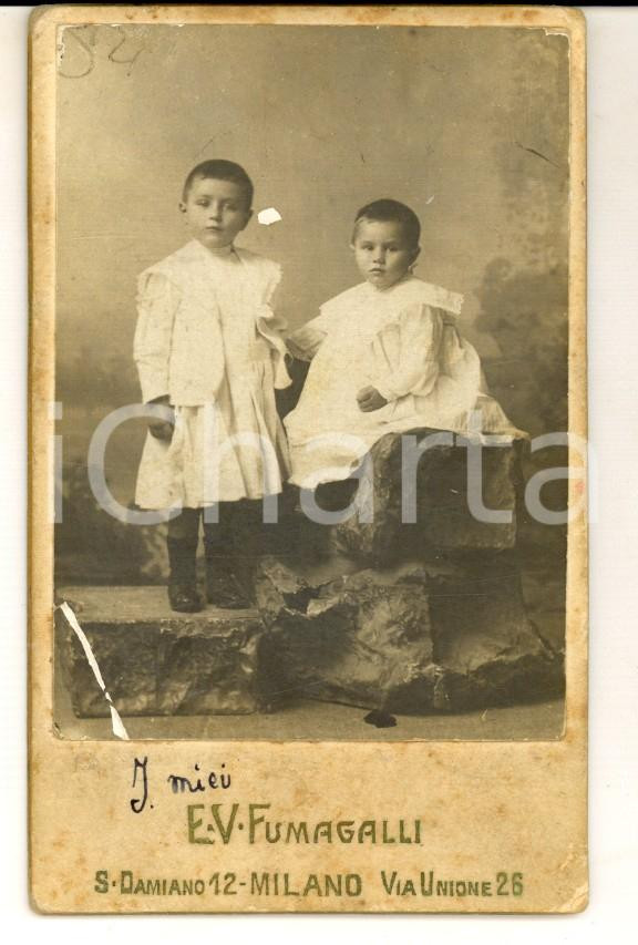 Fotografia d epoca originale 1890 ca MILANO Ritratto di due fratellini in bianco Foto E. V. FUMAGALLI CDV 1