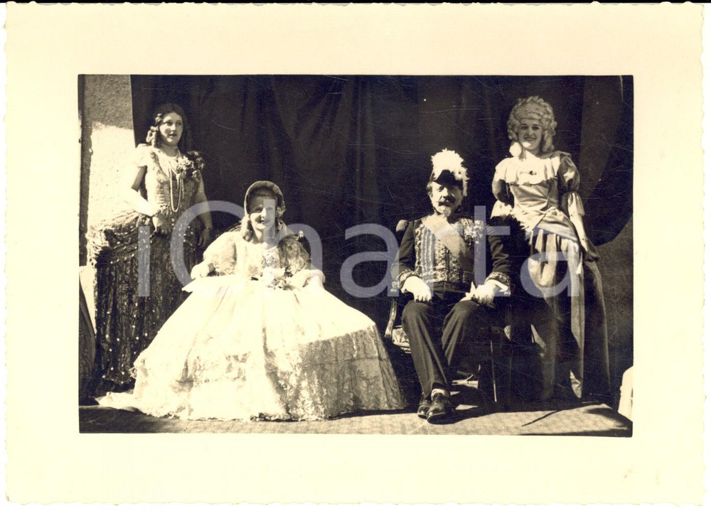 Fotografia d epoca originale 1930 ca MILANO ? Generale e damina in costume per il Carnevale Foto 17x12 cm 1