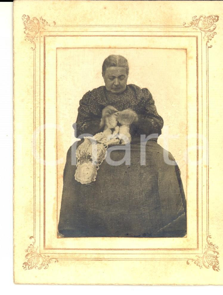Fotografia d epoca originale 1900 ca MILANO ? Anziana donna lavora all uncinetto Foto 9x12 cm 1