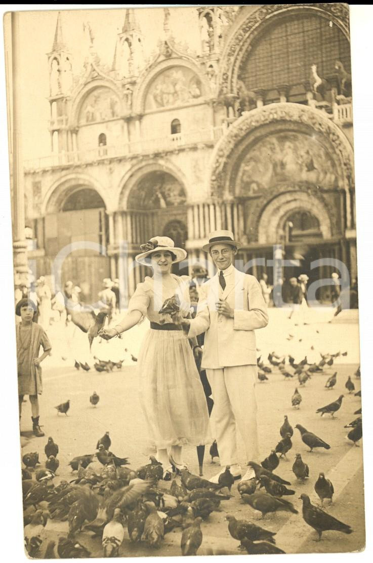 Fotografia d epoca originale 1910 VENEZIA Coppia di turisti con piccioni in piazza San Marco Foto cartolina 1