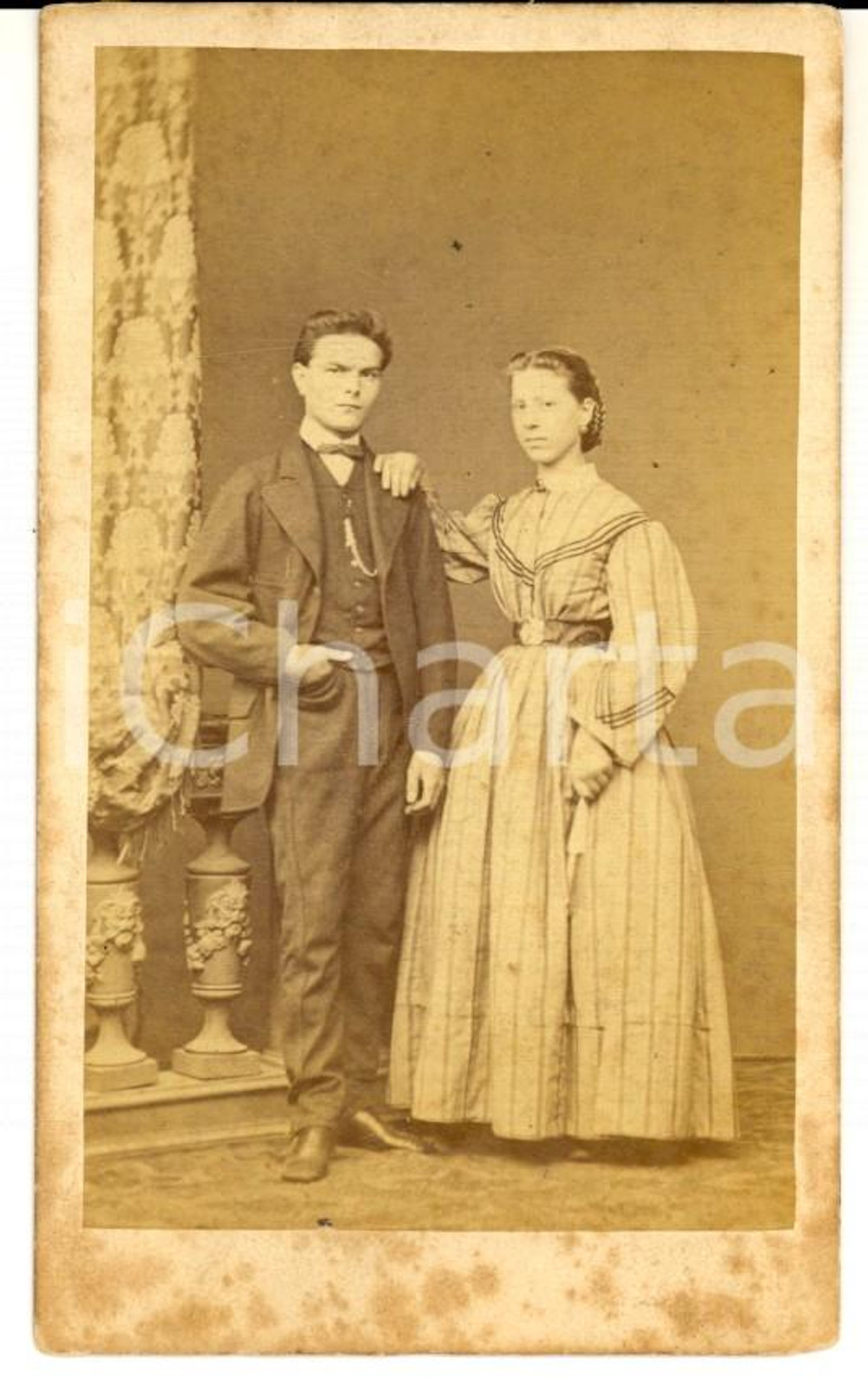 Fotografia d epoca originale 1870 ca COMO Coppia di giovani sposi Fotografia G. NESSI CDV 1