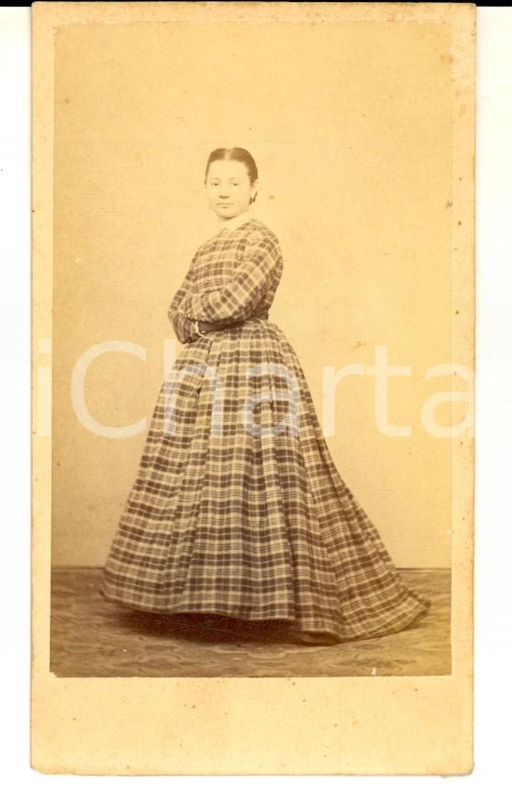 Fotografia d epoca originale 1870 ca COMO Ritratto di giovane donna in abito a quadretti Foto G. NESSI CDV 1