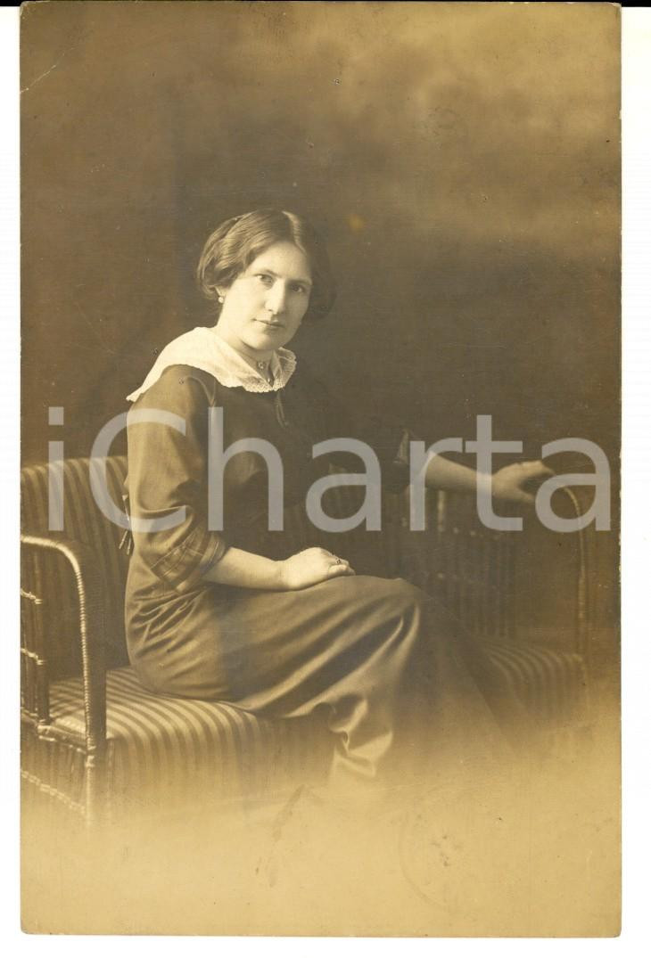 Fotografia d epoca originale 1915 WIESBADEN D Ritratto di donna sul divano Foto cartolina Atelier SCHAFER 1