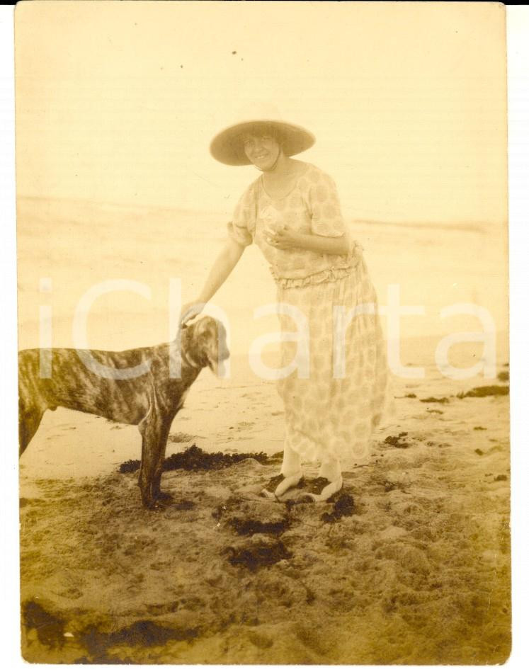 Fotografia d epoca originale 1922 MOGADISCIO SOMALIA In riva al mare con il cane e un panino Foto VINTAGE 1