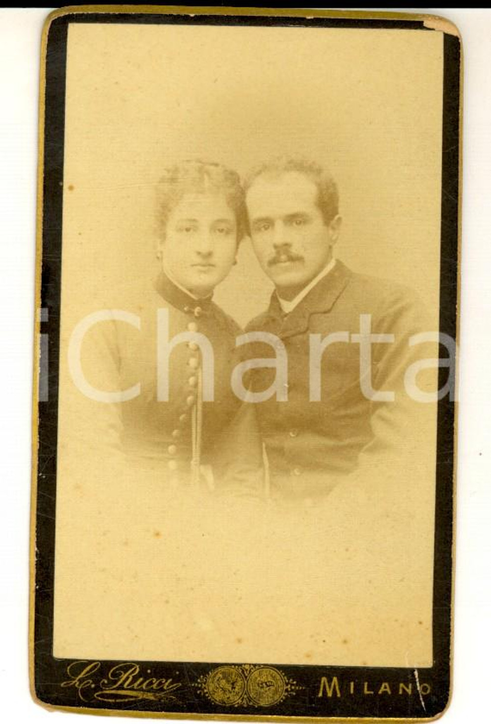 Fotografia d epoca originale 1890 ca MILANO Ritratto di coppia di sposi Fotografia L. RICCI CDV 1