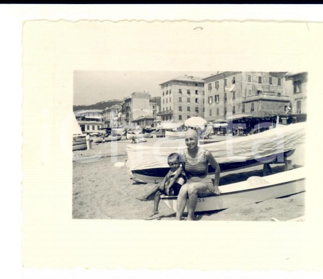 Fotografia d epoca originale 1933 VARAZZE SV Una madre con il figlio al lido Foto VINTAGE 8x7 cm 1