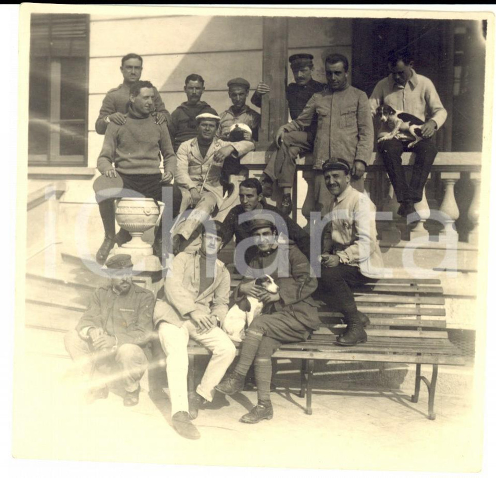 Fotografia d epoca originale 1920 ca REGIA MARINA Equipaggio al sole con due cagnolini Foto 11x11 cm 1