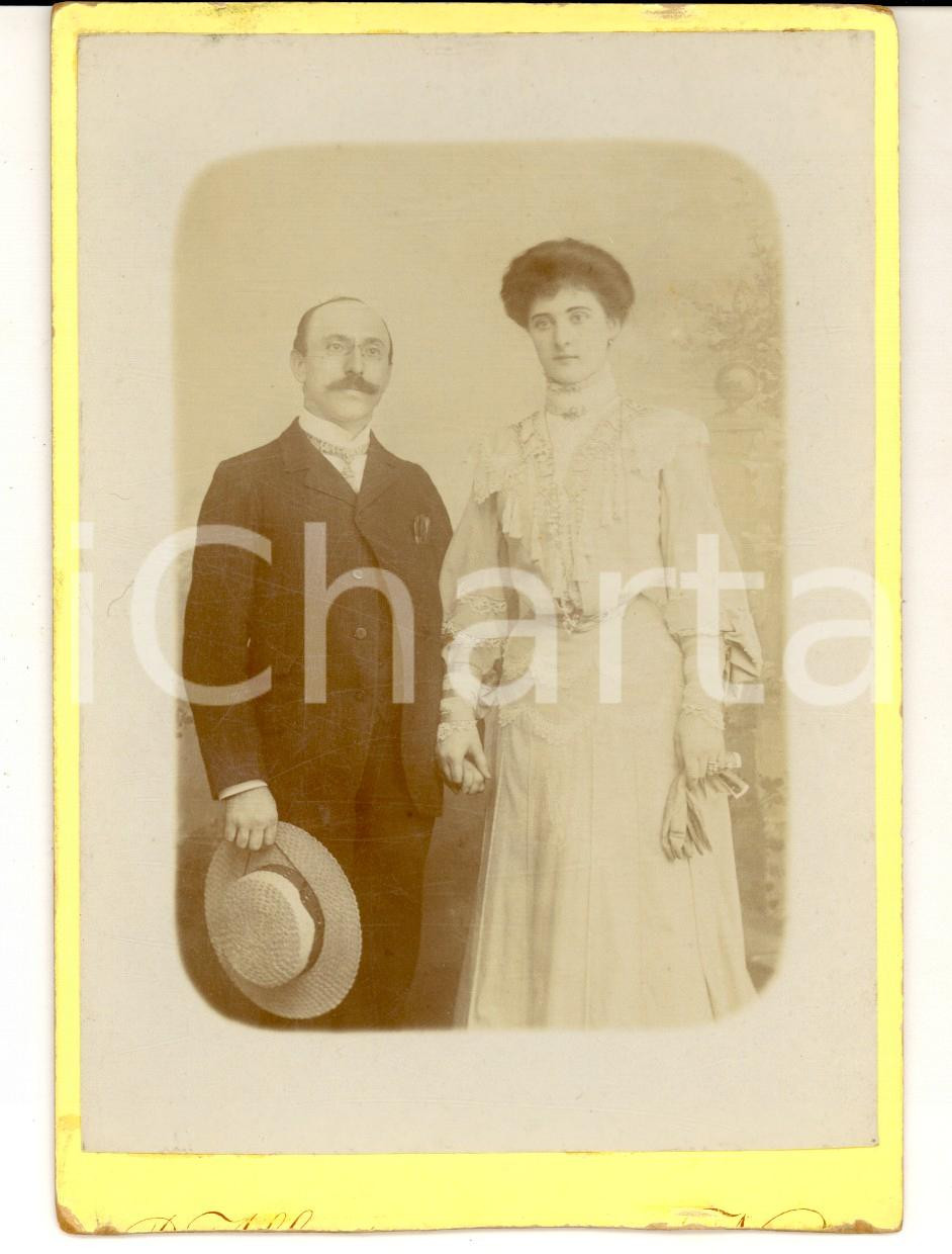 Fotografia d epoca originale 1890 ca NIZZA Coppia di sposi con cappello di paglia Foto R. ALBERT 12 x 16 1