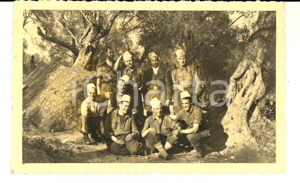 Fotografia d epoca originale 1940 WW2 ALBANIA ? Soldati scherzano con berretti tradizionali foto cartolina 1
