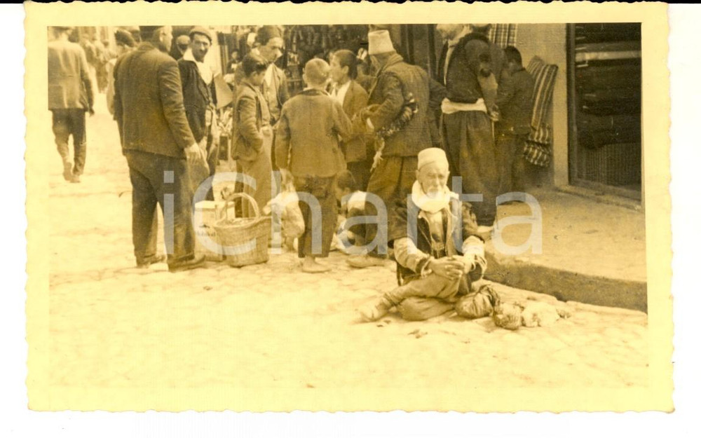 Fotografia d epoca originale 1940 ca ALBANIA Anziano venditore al mercato Foto cartolina VINTAGE 1