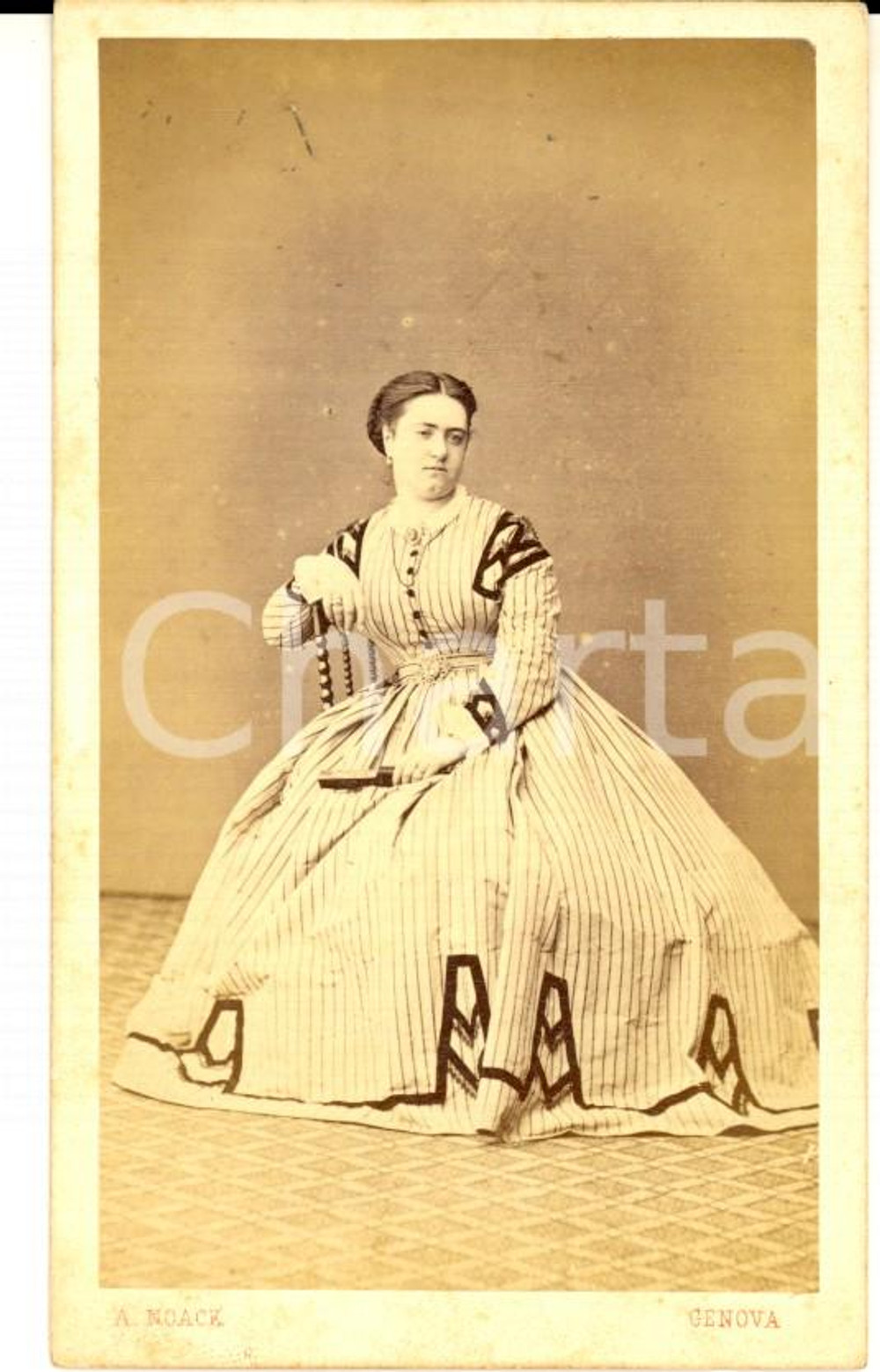Fotografia d epoca originale 1870 ca GENOVA Ritratto di donna in abito a righe Fotografia Alfredo NOACK CVD 1