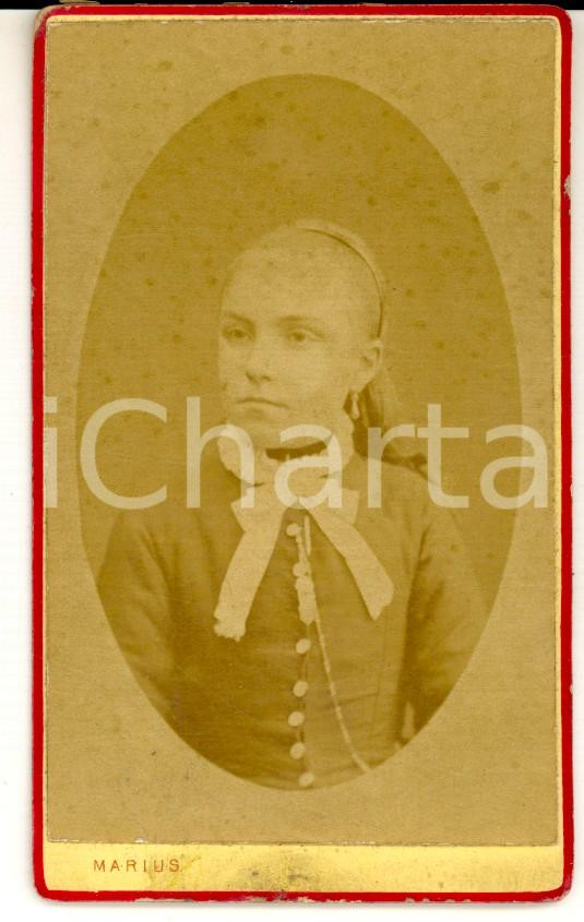 Fotografia d epoca originale 1880 ca PARIS Ritratto di bambina con nastro bianco Foto MARIUS CDV 1