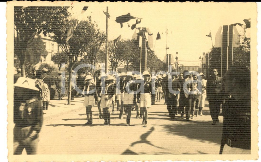 Fotografia d epoca originale 1930 ca FIERA DI MILANO Sfilata di Balilla in divisa coloniale Foto 13x8 cm 1