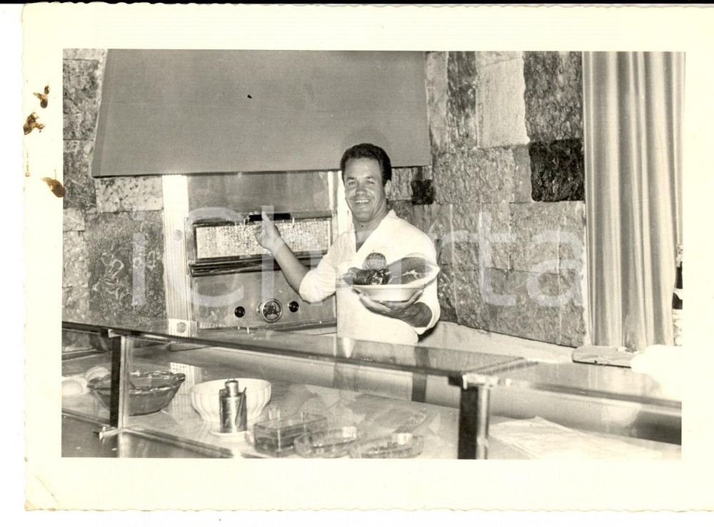 Fotografia d epoca originale 1950 ca CATTOLICA RN Interno ristorante DANCING MOULIN ROUGE Foto 14x10 cm 1