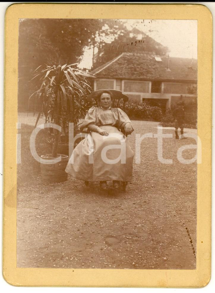Fotografia d epoca originale 1890 ca AREA FRANCESE Donna nel giardino di casa padronale Foto VINTAGE 8x12 1