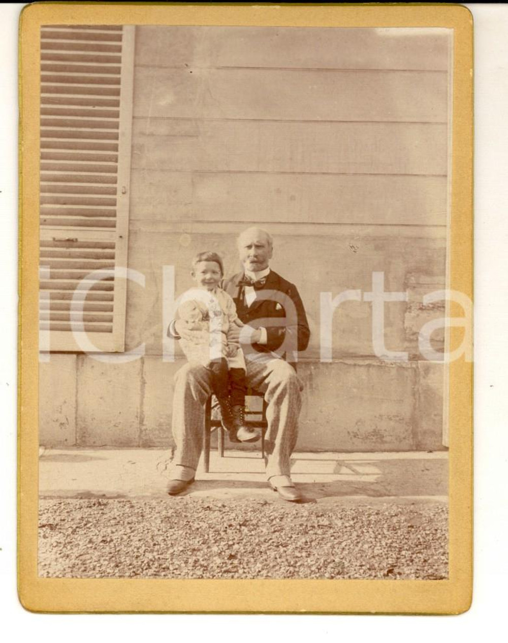 Fotografia d epoca originale 1890 ca AREA FRANCESE Nonno e nipote nel cortile di una villa Foto VINTAGE 8x12 1