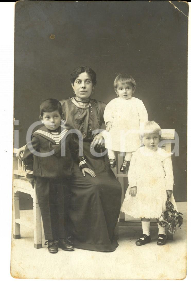 Fotografia d epoca originale 1910 ca FIUME RIEKA/ CROAZIA Ritratto di madre con i tre figli Foto ZOUBEK 1