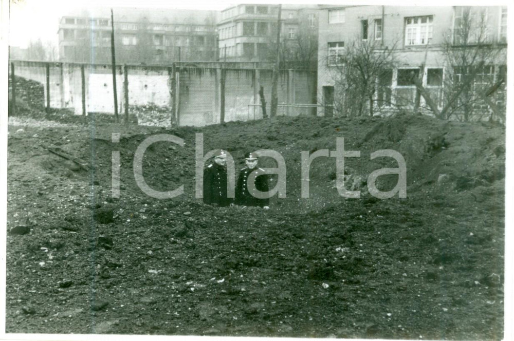 Fotografia d epoca originale 1945 KOLN WW2 Agenti di polizia in un parco bombardato Fotografia 1
