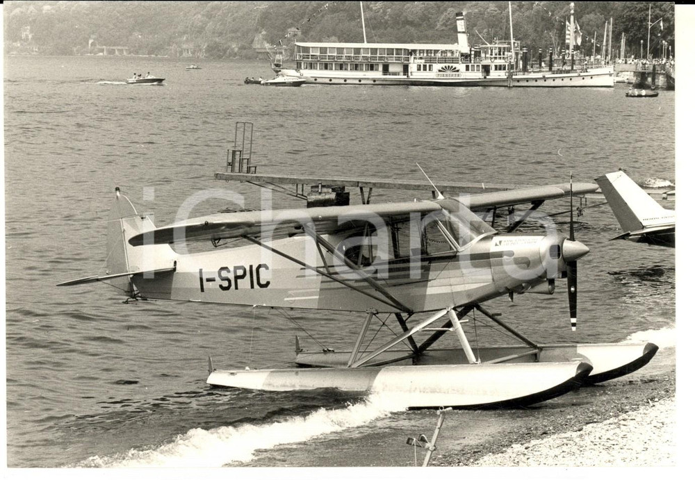 Fotografia d epoca originale 1970 ca LAGO MAGGIORE Scuola Piloti  Piper ISPIC a riva Fotografia 18x13 1