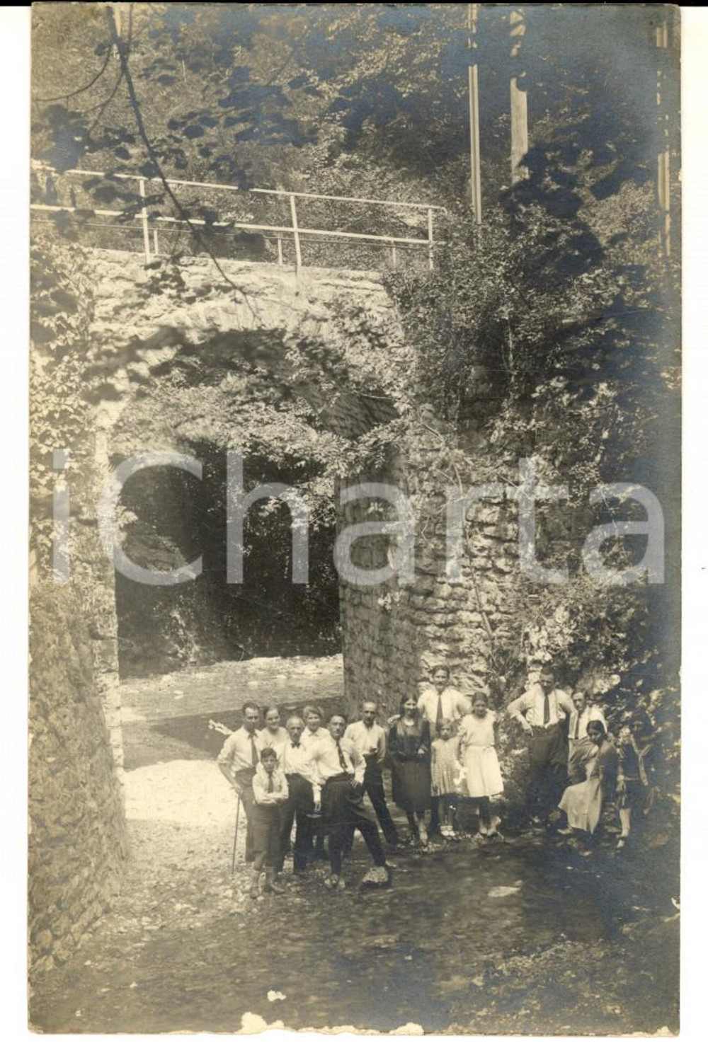 Fotografia d epoca originale 1920 ca AREA LOMBARDA Famiglia in gita lungo un ponticello Foto VINTAGE 1