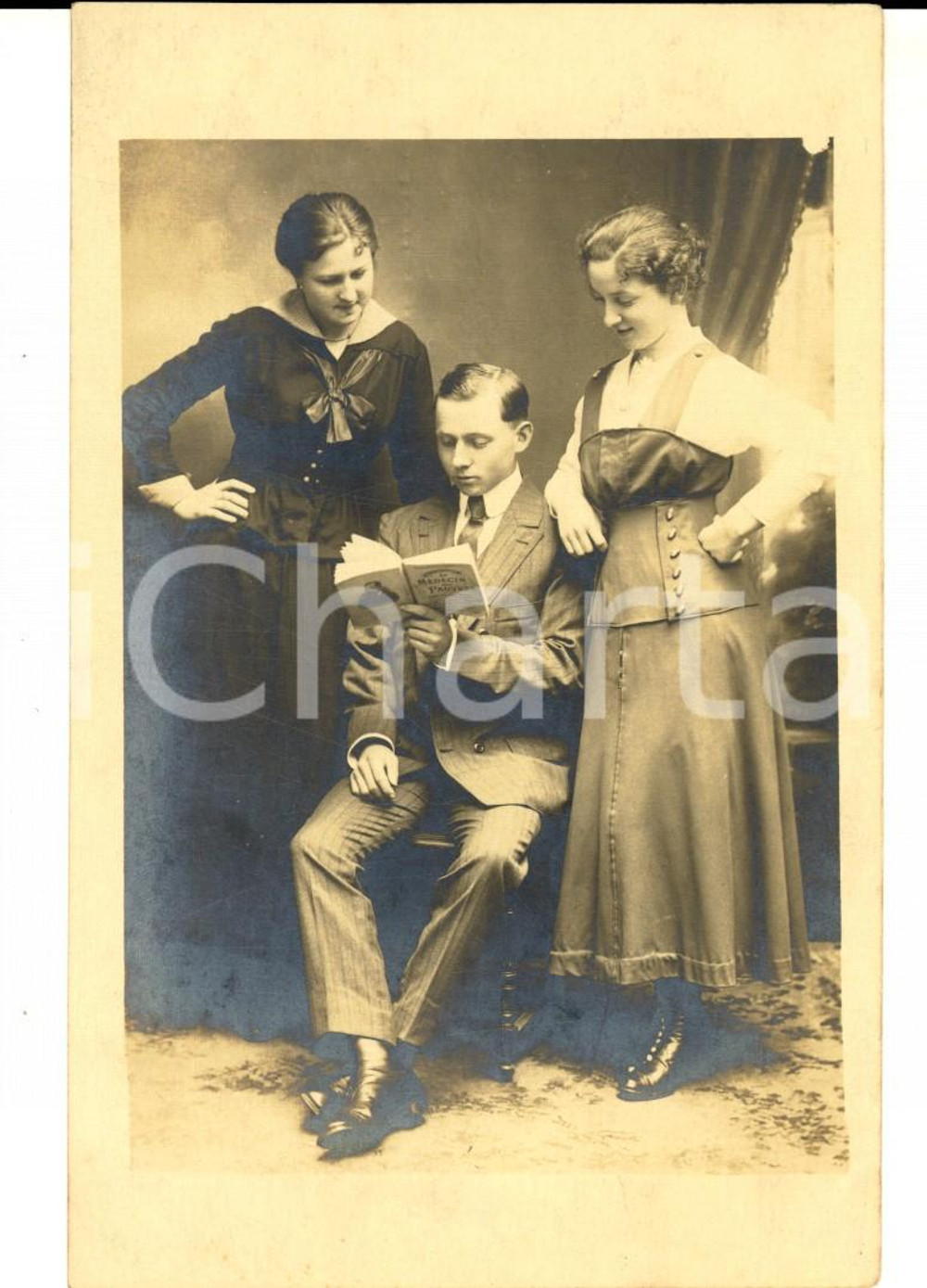 Cartolina originale da collezione 1920 FRANCIA Giovane legge Les medecin des pauvres a due fanciulle Cartolina 1