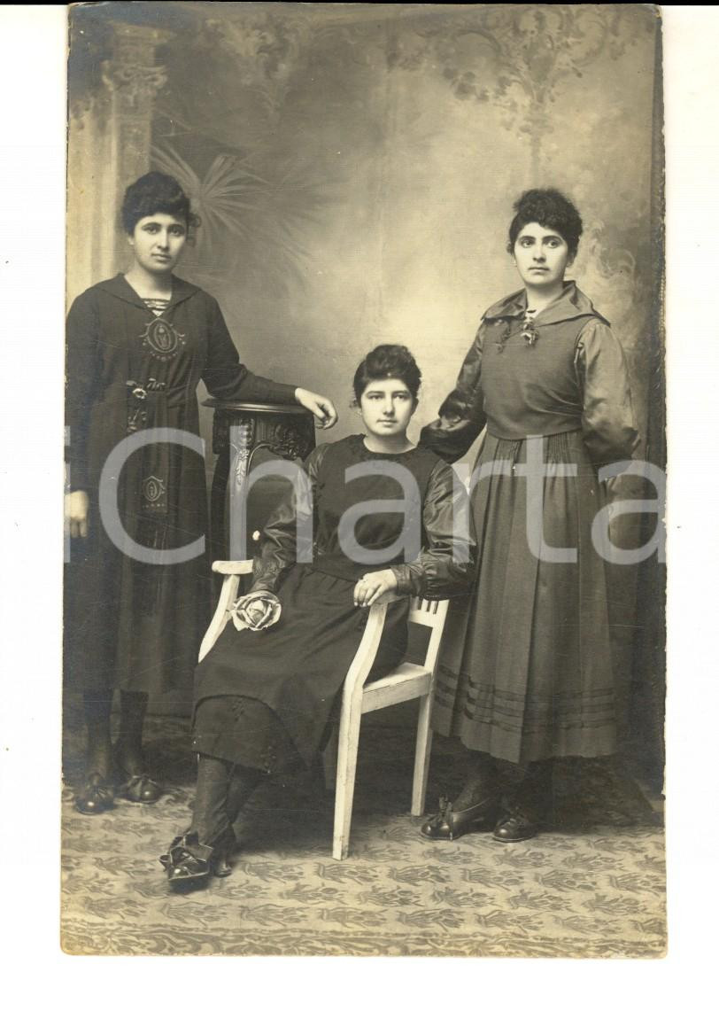 Fotografia d epoca originale 1920 ca VALENZA AL Ritratto di tre sorelle Foto cartolina N. SCARPA 1