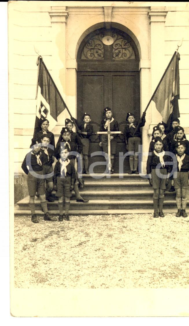 Fotografia d epoca originale 1930 ca AREA LOMBARDA ? Ballila con bandiere e crocifisso Foto cartolina 1
