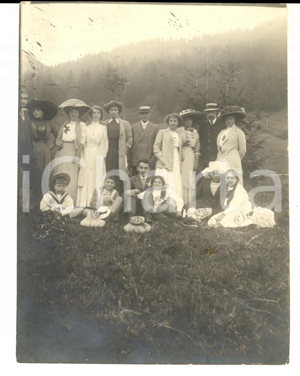 Fotografia d epoca originale 1910 ca AREA LOMBARDA Ritratto di famiglia di escursioinisti Foto VINTAGE 9x12 1