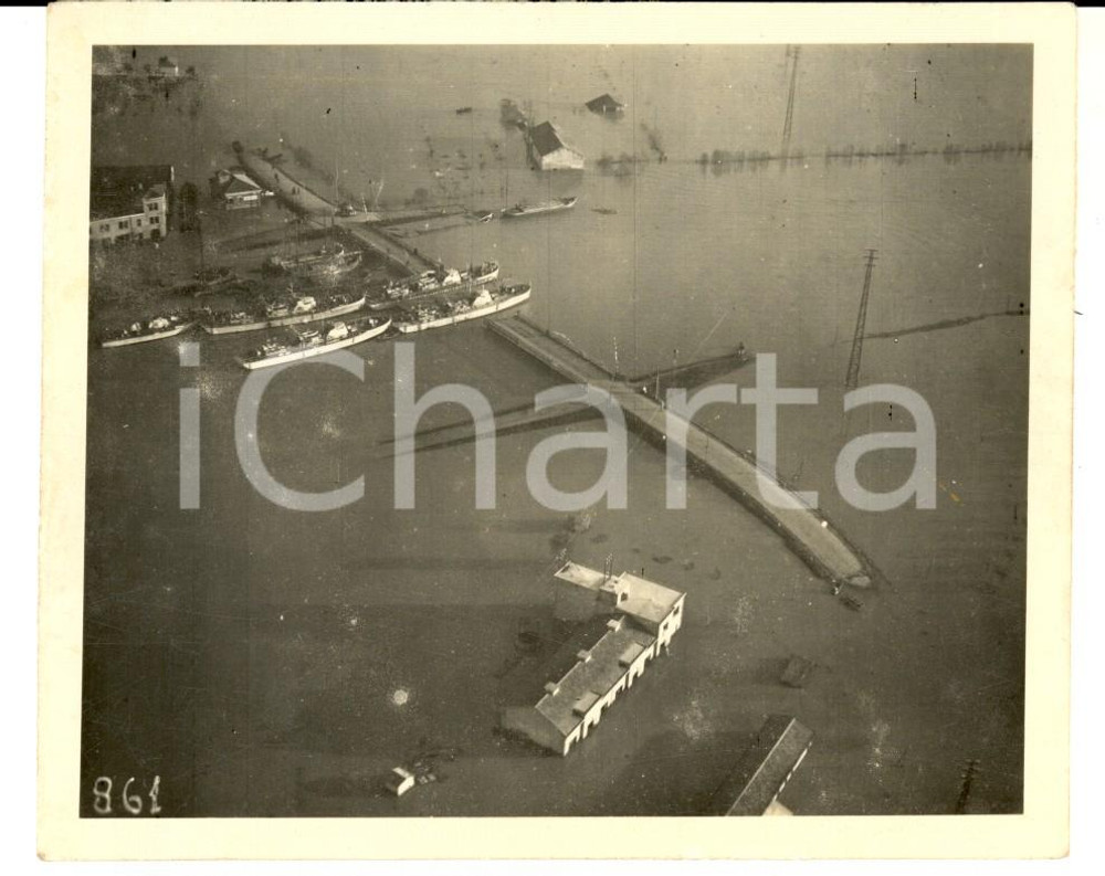 Fotografia d epoca originale 1951 PADOVA ALLUVIONE POLESINE Navi di soccorso MARINA MILITARE Foto 12x10 cm 1