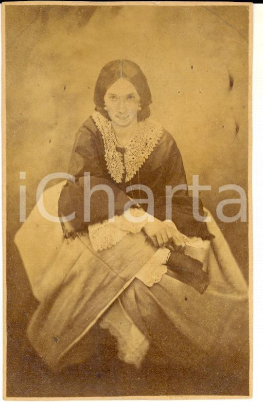Fotografia d epoca originale 1870 ca GRECIA / GREECE Ritratto di giovane donna in abito ricamato Foto CDV 1
