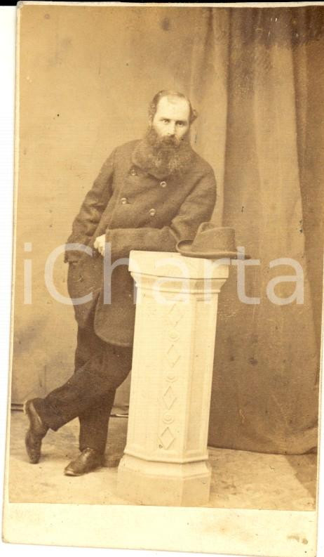 Fotografia d epoca originale 1870 ca ATENE Ritratto maschile con cappello Fotografia Î’Î‘Î˜Î— ÎžÎ•ÎÎŸÎ¦ CDV 1