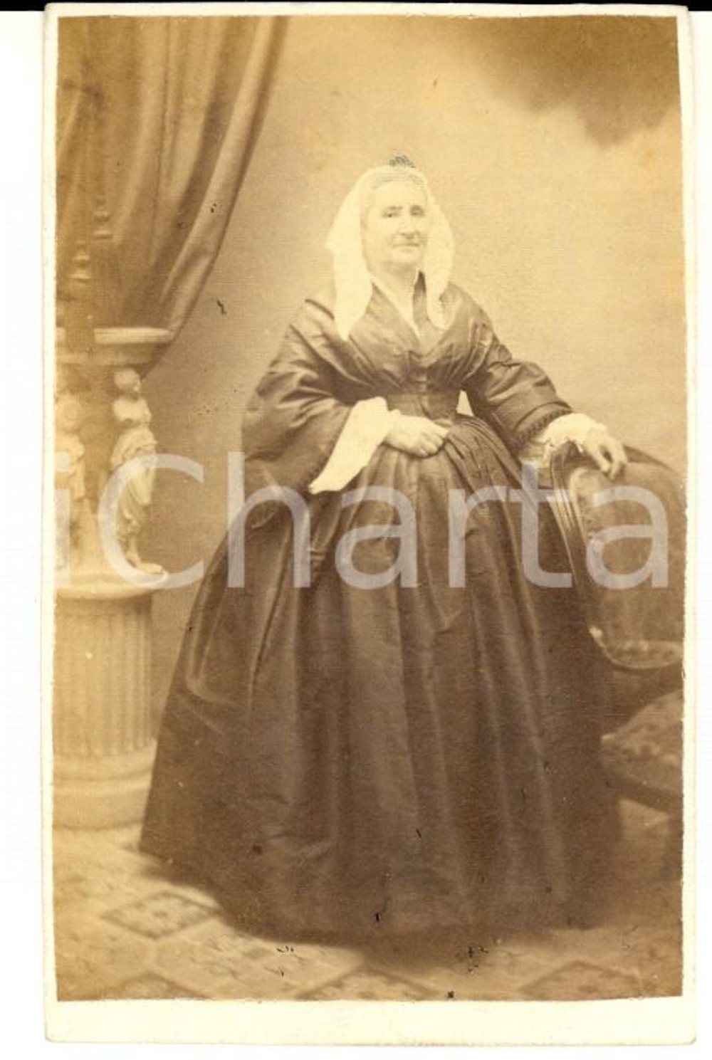 Fotografia d epoca originale 1870 ca ATENE Ritratto di anziana donna in abito scuro Foto MORAITES CDV 1