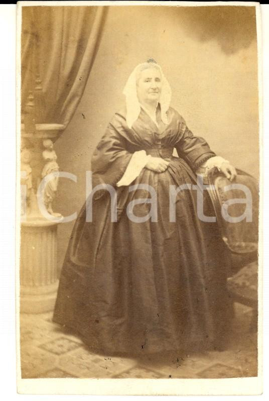 Fotografia d epoca originale 1870 ca ATENE Ritratto di anziana donna in abito scuro Foto MORAITES CDV 1