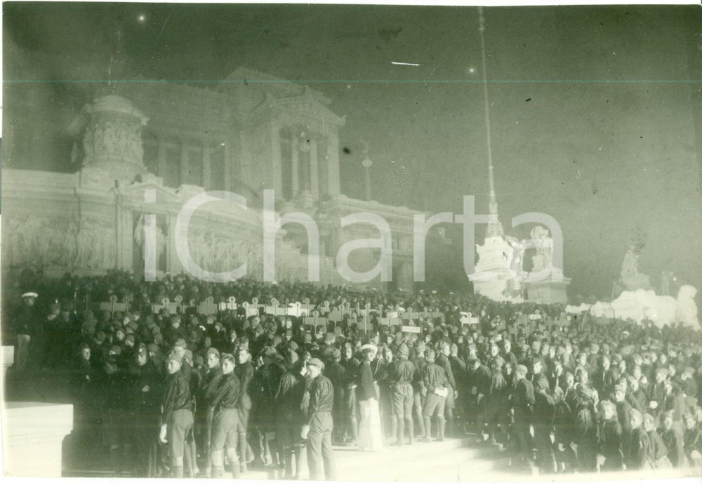 Fotografia d epoca originale 1930 ROMA Gruppi di avanguardisti rendono omaggio al MILITE IGNOTO Fotografia 1