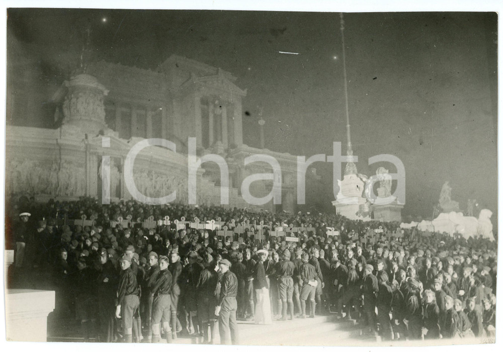 Fotografia d epoca originale 1930 ROMA Gruppi di avanguardisti rendono omaggio al MILITE IGNOTO Fotografia 1